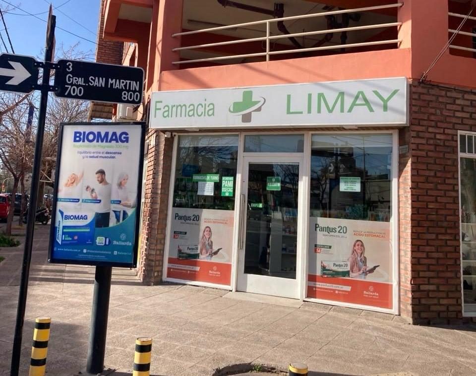 Fachada de la farmacia Limay